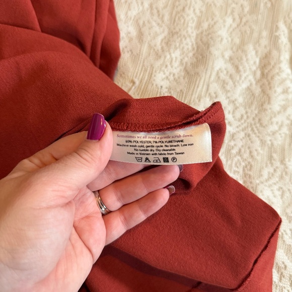 M.M. La Fleur The Annie v neck sheath dress in chili flake - Picture 7 of 8